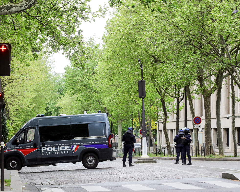 Policía desplegada en los alrededores de la embajada iraní en París