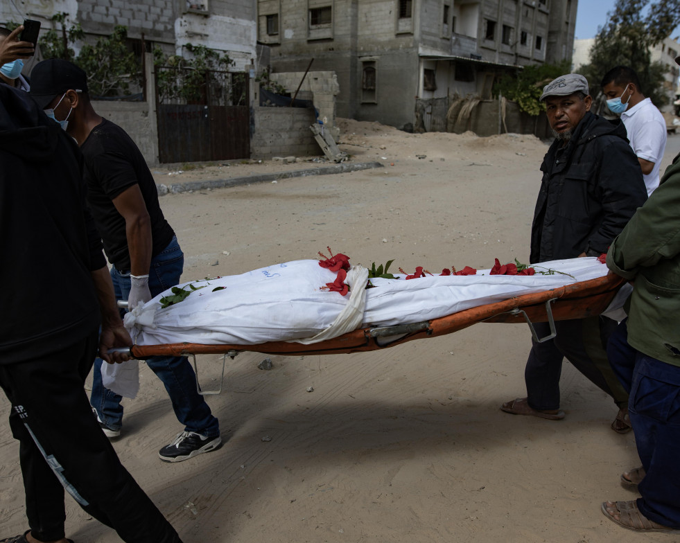 Gaza (---), 21/04/2024.- The Palestinian Civil Defense recovers 50 bodies from what they are calling a mass grave inside Nasser Hospital in Khan Yunis, Gaza April 21, 2024. More than 34,000 Palestinia