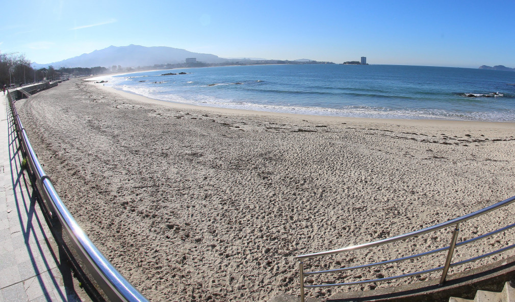 Hallan el cadáver de una mujer en un coche junto a la playa de La Fuente, en Vigo