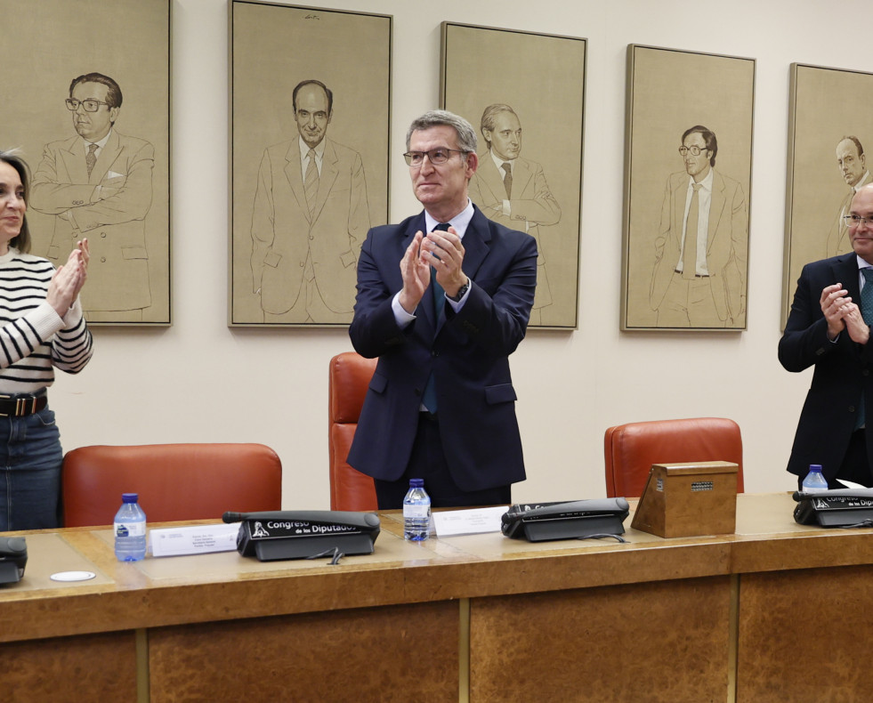 MADRID, 30/04/2024.- El líder del PP, Alberto Núñez Feijóo (c), acompañado por la secretaria general del partido, Cuca Gamarra (i), y por el portavoz, Miguel Tellado, preside la reunión plenaria